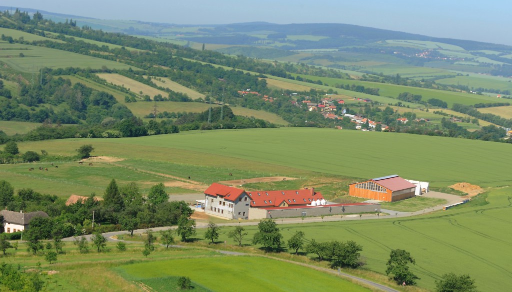 Pohled z vrtulníku na ranč Milovice